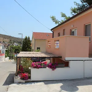 https://apartments-luvi.hotels-in-trogir.com